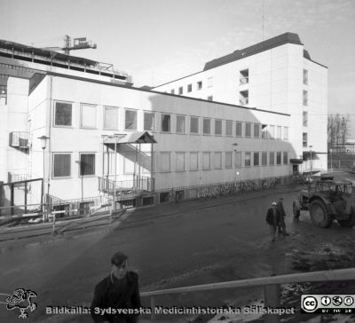 Laboratorieblockets första del på Lasarettet i Lund 1967
Pärm "Div. tagningar 1960 och t.v.". Omärkt bild. Foto 1967. Eb- och Ed-blocken byggdes först i det stora centralblockskomplexet. Ed-blocket ligger närmast kameran. Båda byggdes för laboratorier. De experimentella låg i Ed-blocket. Från negativ.
Nyckelord: Lund;Lasarett;Universitet;Universitetssjukhus;USiL;Laboratorium;Lokaler