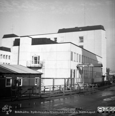 Laboratorieblockets första del på Lasarettet i Lund 1967
Pärm "Div. tagningar 1960 och t.v.". Omärkt bild. Foto 1967. Eb- och Ed-blocken byggdes först i det stora centralblockskomplexet. Eb-blocket ligger längst bort. Hitom ligger Ec- och Ed-blocken. Båda är lägre. Ea-blocket är ännu inte byggt. E-blocken byggdes för laboratorier och verkstäder. De experimentella låg i Ed-blocket. Verkstäderna låg i Ec-blocket. Från negativ.
Nyckelord: Lund;Lasarett;Universitet;Universitetssjukhus;USiL;Laboratorium;Lokaler;Verkstäder