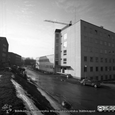 Laboratorieblockets första del på Lasarettet i Lund 1967
Pärm "Div. tagningar 1960 och t.v.". Omärkt bild. Foto 1967. Eb- och Ed-blocken byggdes först i det stora centralblockskomplexet. Eb-blocket ligger närmast. Bortom ligger det lägre Ec-blocket. Ea-blocket är ännu inte byggt. E-blocken byggdes för laboratorier och verkstäder. De experimentella låg i Ed-blocket. Från negativ.
Nyckelord: Lund;Lasarett;Universitet;Universitetssjukhus;USiL;Laboratorium;Lokaler