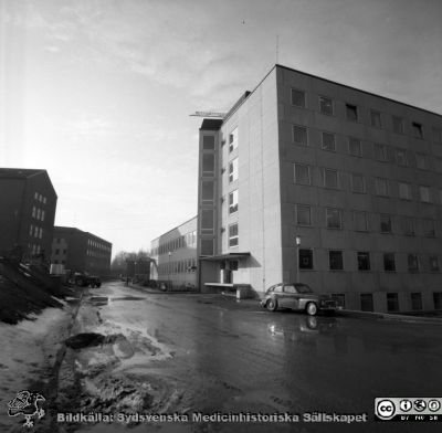 Laboratorieblockets första del på Lasarettet i Lund 1967
Pärm "Div. tagningar 1960 och t.v.". Omärkt bild. Foto 1967. Eb- och Ed-blocken byggdes först i det stora centralblockskomplexet. Eb-blocket ligger närmast. Bortom ligger det lägre Ec-blocket. Ea-blocket är ännu inte byggt. E-blocken byggdes för laboratorier och verkstäder. De experimentella låg i Ed-blocket. Från negativ.
Nyckelord: Lund;Lasarett;Universitet;Universitetssjukhus;USiL;Laboratorium;Lokaler