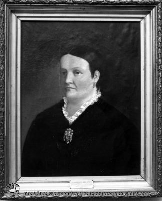 Barnmorskan Christina Nilsson
Christina Nilsson, född 1844, död 1910. Instruktionsbarnmorska och föreståndarinna för barnbördshuset 1875 - 1904. Publicerad i Flaum 1968 på sidan 81. Omonterat reprofoto.
Nyckelord: Omonterat;Porträtt;Foto;Målning;Barnmorska;Instruktionsbarnmorska;Barnbördshuset;Lund;1800-talet;Föreståndarinna;Kapsel 12