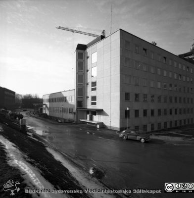 Laboratorieblockets första del på Lasarettet i Lund 1967
Pärm "Div. tagningar 1960 och t.v.". Omärkt bild. Foto 1967. Eb- och Ed-blocken byggdes först i det stora centralblockskomplexet. Eb-blocket ligger närmast. Bortom ligger det lägre Ec-blocket. Ea-blocket är ännu inte byggt. E-blocken byggdes för laboratorier och verkstäder. De experimentella låg i Ed-blocket. Från negativ.
Nyckelord: Lund;Lasarett;Universitetssjukhus;Universitet;USiL;Laboratorium;Laboratorium