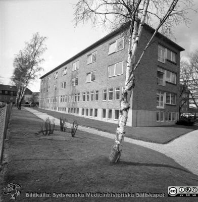 Östra delen av reumatologiska kliniken i Lund 1967
Pärm "Div. tagningar, 1960 och t.v.". Reumaten, 20/4-67. Fasader mot söder och öster. Badbassängen för rörelsebehandling är ännu inte byggd. Från negativ.
Nyckelord: Lund;Lasarett;Universitet;Universitetssjukhus;USiL;Reumatologisk;Klinik