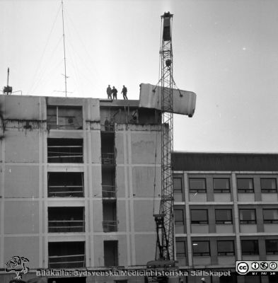 Lasarettet i Lund 1964. Centralblocket byggs
Pärm "Div. tagningar 1960 och t.v.". Foto 1964. AB-blocket byggdes med ett trapphus som var tänkt byggas ihop med den kommande centralbyggnaden (C-huset i Blocket). Här öppnas trapphusets fasad i AB-blocket för den kommande sammanfogningen. Från negativ.
Nyckelord: Lasarettet;Lund;Universitet;Universitetssjukhus;USiL;Bygge