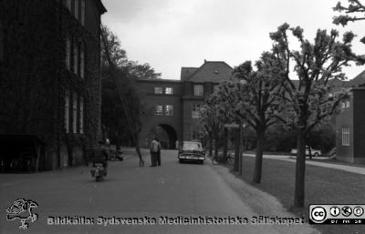 Ortopediska kliniken och valvet mellan medicinska och reumatologiska klinikerna i Lund 1961
Pärm "Div. tagningar 1960 och t.v.". Foto 1961. Foto mot söder. Gamla ortopediska kliniken till vänster. Valvet som förbinder reumatologiska och de medicindska klinikerna i fonden. Film no.27. Från negativ.
Nyckelord: Lund;Lasarett;Universitetssjukhus;Universitet;USiL;Ortopedi;Medicin;Klinik;Reumatologi