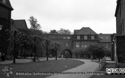 Ortopediska kliniken, valvet mellan medicinska och reumatologiska klinikerna och öronkliniken i Lund 1961
Pärm "Div. tagningar 1960 och t.v.". Foto 1961. Foto mot söder. Gamla ortopediska kliniken till vänster. Valvet som förbinder reumatologiska och de medicinska klinikerna i fonden. Öronkliniken till höger. Film no.27. Från negativ.
Nyckelord: Lund;Lasarett;Universitetssjukhus;Universitet;USiL;Ortopedi;Medicin;Klinik;Reumatologi_Öron;ron-näsa-hals;_ÖNH
