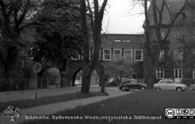 Lasarettet i Lund vid Sandgatans förlängning norrut, senare Lasarettsgatan (1961)
Pärm "Div. tagningar 1960 och t.v.". Foto 1961. Foto mot norr. Gamla medicinska kliniken till vänster. Valvet som förbinder reumatologiska och de medicinska klinikerna i fonden. Film no.27. Från negativ.
Nyckelord: Lund;Lasarett;Universitetssjukhus;Universitet;USiL;Medicin;Klinik;Reumatologi