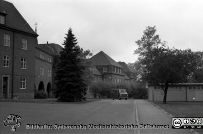 Lasarettet i Lund vid lasarettskiosken, 1961
Pärm "Div. tagningar 1960 och t.v.". Foto 1961. Foto mot väster. Reumatologiska kliniken i bildens vänstra kant med valvet som förbinder reumatologiska och de medicinska klinikerna. Gamla medicinska kliniken fonden. Till höger lasarettskiosken. Film no.27. Från negativ.
Nyckelord: Lund;Lasarett;Universitetssjukhus;Universitet;USiL;Medicin;Klinik;Reumatologi