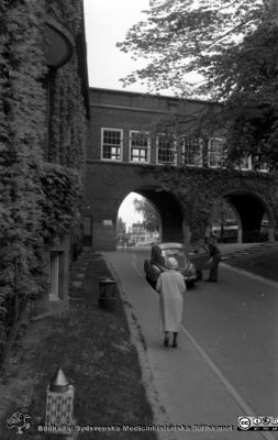 Lasarettet i Lund 1961. Dåvarande Sandgatan (nu Lasarettsgatan). Dåvarande medicinska kliniken till vänster, och i bakgrunden valvet över till reumatologiska kliniken.
Pärm "Div. tagningar 1960 och t.v.". Foto 1961. Foto mot norr. Gamla medicinska kliniken till vänster. Valvet som förbinder reumatologiska och de medicinska klinikerna i fonden. Film no.27. Från negativ.
Nyckelord: Lund;Lasarett;Universitetssjukhus;Universitet;USiL;Medicin;Klinik;Reumatologi