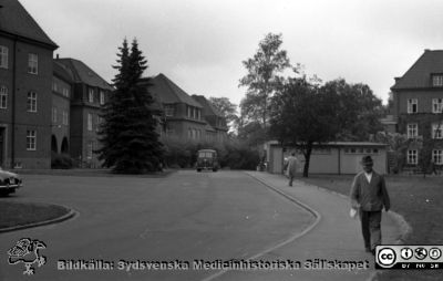 Lasarettet i Lund 1961. Sandgatans förlängning mot norr, senare Lasarettsgatan. Gamla medicinska kliniken till vänster, med valvet som förbinder reumatologiska och de medicinska klinikerna. Till höger lasarettskiosken.
Pärm "Div. tagningar 1960 och t.v.". Foto 1961. Foto mot väster. Reumatologiska kliniken i bildens vänstra kant med valvet som förbinder reumatologiska och de medicinska klinikerna. Gamla medicinska kliniken fonden. Till höger lasarettskiosken och bortom den öronkliniken. Film no.27. Från negativ.
Nyckelord: Lund;Lasarett;Universitetssjukhus;Universitet;USiL;Medicin;Klinik;Reumatologi;Kiosk;_Öron;_ÖNH;_Öron-näsa-hals;Valv