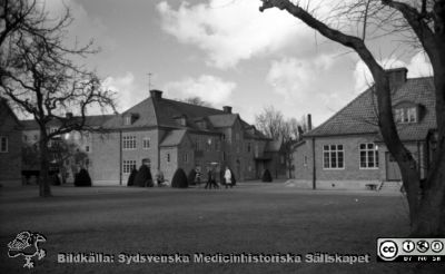 Lasarettet i Lund 1961. Infektionsklinikens byggnader.
Pärm "USiL div. tagningar. 1960 och t.v.". Omärkt bild. Infektionsklinikens byggnader från 1927. Foto 1961. Från negativ
Nyckelord: Lund;Lasarett;Universitetssjukhus;Universitet;Infektion;Epidemi;Klinik;Sjukhus