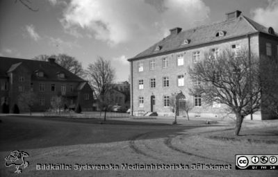 Lasarettet i Lund 1961. Infektionsklinikens byggnader.
Pärm "USiL div. tagningar. 1960 och t.v.". Omärkt bild. Infektionsklinikens byggnader från 1927. Foto 1961. Från negativ
Nyckelord: Lund;Lasarett;Universitetssjukhus;Universitet;Infektion;Epidemi;Sjukhus;Klinik