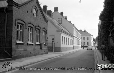 Paradisgatan i Lund, österut, c:a 1961
Pärm "Div. tagningar 1960 och t.v.". Paradisgatan i Lund, österut. Närmast till vänster flygelbyggnad till patologiska institutionen. Längre bort gamla kurhuset, vid fotograferingen hud- och könsklinik, i hörnet mellan Paradisgatan och Sandgatan. Foto c:a 1961. Från negativ.
Nyckelord: Lund;Lasarett;Universitetssjukhus;Universitet;Klinik;Patologi;Sjukhus;USiL;Hud;Köns;Dermatologi;Veneorolgi;Mottagning