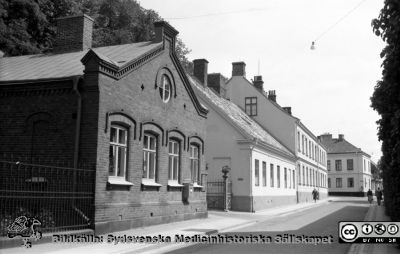Paradisgatan i Lund. Vy österut mot korsningen med Sandgatan, c:a 1961
Pärm "Div. tagningar 1960 och t.v.". Närmast till vänster flygelbyggnad till patologiska institutionen. Längre bort gamla kurhuset, vid fotograferingen hud- och könsklinik, i hörnet mellan Paradisgatan och Sandgatan. Foto c:a 1961. Från negativ.
Nyckelord: Lund;Lasarett;Universitetssjukhus;Universitet;Klinik;Patologi;Sjukhus;USiL;Hud;Köns;Dermatologi;Veneorolgi;Mottagning