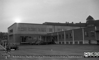 Lasarettet i Lund i början av 1960-talet. Centralkökets fasader mot nordost. 
Div. tagningar 1960 och t.v. Omärkt bild. Från negativ. I bakgrunden gamla folkskoleseminariet.
Nyckelord: Lund;Lasarett;Universitetssjukhus;Universitet;USiL;Centralkök;Kök;Matsal;Personalmatsal