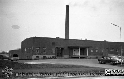 Lasarettet i Lund i början av 1960-talet. Tvätt- förråds- och verkstadsbyggnad. 
Div. tagningar 1960 och t.v. Omärkt bild. Från negativ. Lasarettet i Lund i början av 1960-talet. Foto mot väster. Panncentralens skorsten i bakgrunden.
Nyckelord: Lund;Lasarett;Universitetssjukhus;Universitet;USiL;Förråd;Verkstad