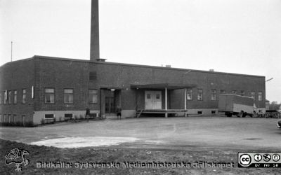 Lasarettet i Lund i början av 1960-talet. Tvätt- förråds- och verkstadsbyggnad. 
Div. tagningar 1960 och t.v. Omärkt bild. Från negativ. Lasarettet i Lund i början av 1960-talet. Troligen tvätt- förråds- och verkstadsbyggnad. Foto mot väster. Panncentralens skorsten i bakgrunden.
Nyckelord: Lund;Lasarett;Universitetssjukhus;Universitet;USiL;Förråd;Verkstad;Tvätt