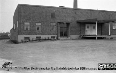 Lasarettet i Lund i början av 1960-talet. Tvätt- förråds- och verkstadsbyggnad. 
Div. tagningar 1960 och t.v. Omärkt bild. Från negativ. Lasarettet i Lund i början av 1960-talet. Troligen tvätt- förråds- och verkstadsbyggnad. Foto mot väster. Panncentralens skorsten i bakgrunden.
Nyckelord: Lund;Lasarett;Universitetssjukhus;Universitet;USiL;Förråd;Verkstad;Tvätt