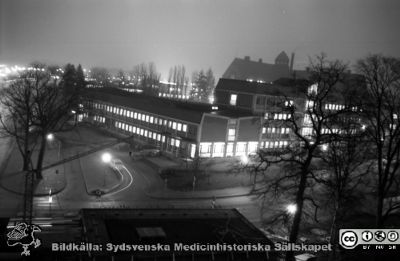 Lasarettet i Lund i början av 1960-talet. Nattbild norrut från dåvarande barnkliniken
Div. tagningar 1960 och t.v. Från negativ. Lasarettet i Lund i början av 1960-talet. Rimligen vid jultid (det finns en illuminerad julgran på annan bild i denna serie). Nattlig utsikt över administdrationsbyggnaden. Gamla folkskoleseminariet i bakgrunden. Närmast byggs kanske portvaktshuset. Foto från dåvarande barnkliniken (senare kallad Alwallhuset).
Nyckelord: Lund;Lasarett;Universitetssjukhus;Universitet;USiL;Administration;Portvakt;Infart
