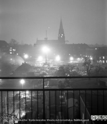 Lasarettet i Lund i början av 1960-talet. Nattbild söderut från dåvarande barnkliniken
Div. tagningar 1960 och t.v. Från negativ. Lasarettet i Lund i början av 1960-talet. Rimligen vid jultid (det finns en illuminerad julgran på annan bild i denna serie). Nattlig utsikt över bygget av ny infektionslklinik. Allhelgonakyrkan i bakgrunden. Till vänster kanske markarbeten för radiologiska klinikens utbyggnad.
Nyckelord: Lund;Lasarett;Universitetssjukhus;Universitet;USiL;Infektion;Bygge;Epidemi
