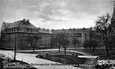 Kvinnokliniken vid Lasarettet i Lund
Allhelgonakyrkan i bildens högra kant. Efter reprofoto av tryckt förlaga (ett vykort). SMHS12910. Album "Div. tagningar, 1960 och t.v." Lasarettet, kvinnokliniken, Lund. Repronegativ 1960. Foto efter 1918, då kliniken stod nybyggd och före utbyggnader 1952-55. Samma som SMHS
Nyckelord: Lasarettet;Lund;Kvinnokliniken;KK;BB;Allhelgona;Kyrka;Norra;Kapsel 17;Universitet;Universitetssjukhus