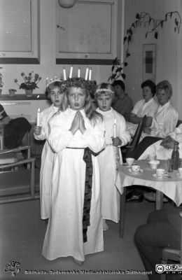 Luciafirande på Lasarettet i Lund, troligen 1963. Kanske på öronkliniken. 
Lasarettet i Lund. Lasarettsfotograferna. Lund. Pärm "Div. tagningar, 1960 och t.v.". 63. Luciafirande, troligen 1963. Kanske på öronkliniken i Lund. Från negativ. Ej monterat
Nyckelord: Lund;Lasarett;Universitetssjukhus;Universitet;USiL;Lucia;Öron;ÖNH;ENT;Klinik;Hals