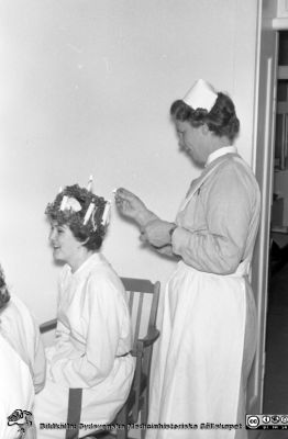Lasarettet i Lund. Lucia 1963
Lasarettet i Lund. Lasarettsfotograferna. Lund. Pärm "Div. tagningar 1960 och t.v.". Luciafirande 1963. Kanske på öronkliniken i Lund. Från negativ. Ej monterat
Nyckelord: Lund;Lasarett;Universitetssjukhus;Universitet;USiL;Öron;ÖNH;ENT;Näsa;Hals;Klinik;Lucia