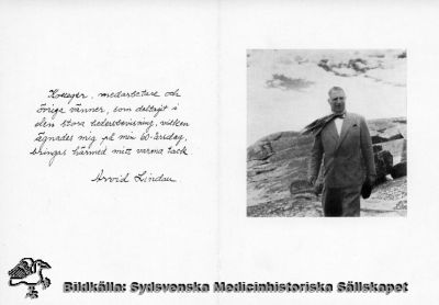 Tack-kort från Arvid Lindau efter uppvaktning på hans 60-årsdag
Bredvid reprofotot, t. vä., står texten : Kolleger, medarbetare och övriga vänner, som deltagit i den stora hedersbevisning, vilken ägnades mig på min 60-årsdag, bringas härmed mitt varma tack. Arvid Lindau. Reprofoto Monterat
Nyckelord: Porträtt;Tryck;Monterat;Tack-kort;Kapsel 12
