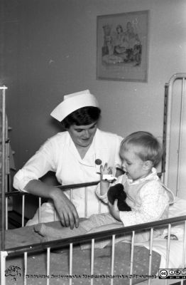 Lasarettet i Lund. Barn på öronkliniken 1963
Lasarettet i Lund. Lasarettsfotograferna. Lund. Pärm "Div. tagningar 1960 och t.v.". Öron 63. Troligen ett barn med barnsköterska 1963, öronkliniken i Lund. Från negativ. Ej monterat
Nyckelord: Lund;Lasarett;Universitetssjukhus;Universitet;USiL;Öron;ÖNH;ENT;Hals;Klinik;Barn
