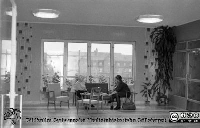  Interiör i AB-blocket utanför neurokirurgen
Lasarettsfotograferna. Lund. Pärm "Div. tagningar, 1960 och t.v.". Interiör i AB-blocket utanför neurokirurgen. Denna trappphall blev senare förbindelsehall till Centralblocket, som ännu inte byggts. Från negativ
Nyckelord: Lund;Lasarett;Universitet;Universitetssjukhus;USiL;Neurokirurgi;NK;Väntrum;Trappa;Trapphall;Dagrum