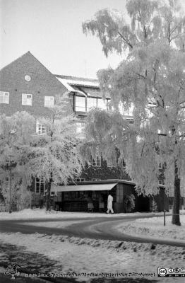 Lasarettskiosken och ortopediska kliniken en rimfrostdag 1961
Lasarettsfotograferna. Lund. Pärm "Div. tagningar, 1960 och t.v.". Lasarettets exteriörer. Vy mot lasarettskiosken och ortopediska kliniken en rimfrostdag 1961. Från negativ
Nyckelord: Lasarett;Lund;Universitet;Universitetssjukhus;USiL;Ortopedi;Kiosk;Rimfrost;Vinter