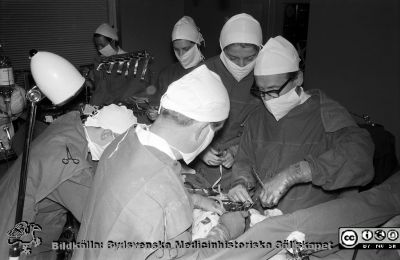 Thoraxkirurgen Olle Dahlbäck opererar 1961
Lasarettsfotograferna. Lund. Pärm "Div. tagningar, 1960 och t.v."	Läkare och Livet. Från negativ. 
Nyckelord: Lasarett;Lund;Universitet;Universitetssjukhus;USiL;Hjärta;Kärl;Thorax;Lunga;Kirurgi;Operation