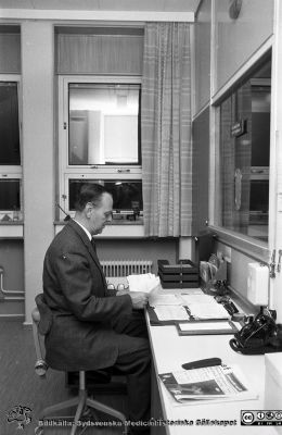 Vaktmästare Nilsson på Lasarettet i Lund
Lasarettsfotograferna. Lund. Pärm "Div. tagningar, 1960 och t.v.". Rimligen på administrationen. Från negativ
Nyckelord: Lasarett;Lund;Universitet;Universitetssjukhus;USiL;Administration;Post;Transport