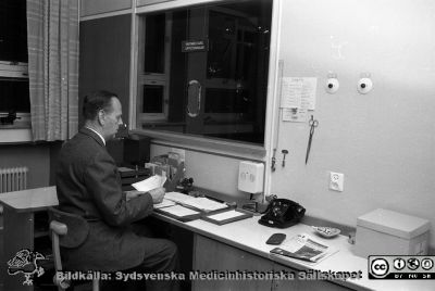 Vaktmästare Nilsson på Lasarettet i Lund
Lasarettsfotograferna. Lund. Pärm "Div. tagningar, 1960 och t.v.". Rimligen på administrationen i Lund. Från negativ
Nyckelord: Lasarett;Lund;Universitet;Universitetssjukhus;USiL;Administration;Post;Transport