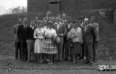 Öronkurs för medicine kandidater 1960.
Lasarettsfotograferna. Lund. Pärm "Div. tagningar, 1960 och t.v."-. Öronkurs 1960. Sten Tibblin nr 2 fr vä. Kanske Jan-Olof Uhrström längst till höger. Näst längst till höger står Olle  (Hans-Olof) Åkesson. senare prof i psykiatri i Göteborg. Bo Eklöf mitt i bilden. Bakom honom kanske Gunnar Järnerot. På Bo Eklöfs vänstra sida Alf Elman. Längst till vänster i främre raden Anita Ohlander-Bråkenhielm, senare riksdagsman och landshövding i Kristianstad. Från negativ
Nyckelord: Lasarett;Lund;Universitet;Universitetssjukhus;USiL;_ÖNH;_Öron;Klinik;Undervisning;Kurs