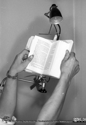 Läsbord för sängliggande patient
Lasarettsfotograferna. Lund. Pärm "Div. tagningar, 1960 och t.v.". Bibliotekets läsbord för sängliggande. Från negativ.
Nyckelord: Lasarett;Lund;Universitet;Universitetssjukhus;USiL;Bibliotek;Läsbord;Sänglidggande