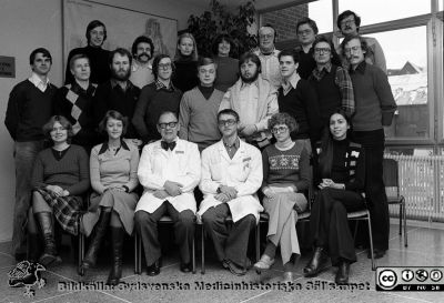 Kursfoto på infektionskliniken i Lund 1978
Pärm Neg 1, 78. 5A.Gruppfoto inf. Klin. Professor Karl Emil Thulin i bildens mitt. Lars Edvinsson längst upp till vänster. Kvinnan på hans högra sida är Karin Ljunggren. Amanuensen på hans vänstra sida är Jean-Henrik Braconier. Från negativ
Nyckelord: Lasarett;Lund;Universitet;Universitetssjukhus;USiL;Utbildning;Infektion;Klinik