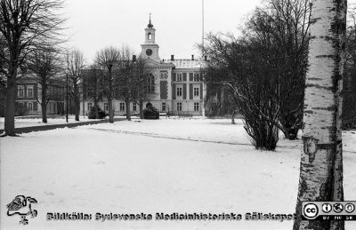 Den pampiga gamla huvudbyggnaden på St Lars mentalsjukhus, dömt att avvecklas men ännu i drift, 78-01-23. 
Pärm Neg 1, 78. Från negativ.
Nyckelord: Lund;St Lars;Sjukhus;Exteriör;Park