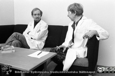 Mikrobiologerna och immunologerna Anna-Brita Laurell och Anders Sjöholm
Sjukhusfotograferna i Lund. Pärm Negativ 1981:1.	A. Bakteriologiska avd, 1981-03-19. Mikrobiologen och immunologen professor Anna-Brita Laurell tillsammans med sin medarbetare överläkare Anders Sjöholm. Foto AL, 14. Från negativ
Nyckelord: Lasarettet;Lund;Laboratorium;Mikrobiologiskt;Bakteriologiskt;Universitetssjukhuset;USiL