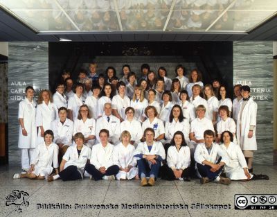 Personal på anestesi- / narkoskliniken i Lund
Sjukhusfotograferna i Lund. Pärm Negativ 1981:1. 81-05-07. Gruppfoto i centralblockets foajé av personal från narkoskliniken. Professor Eric "Nilla" Nilsson sitter som nr 3 från vänster på andra raden från kameran räknat. Foto: Ernst von Scheele. Från positiv.
Nyckelord: Lasarettet;Lund;Universitetssjukhuset;USiL;Anestesiologiisk;Klinik;Narkos