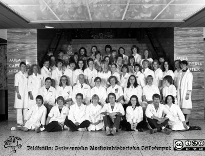 Personal från narkoskliniken 1981
Sjukhusfotograferna i Lund. Pärm Negativ 1981:1. 81-05-07. Gruppfoto i centralblockets foajé. Professor Eric "Nilla" Nilsson sitter som nr 3 från vänster på andra raden från kameran räknat. Foto: Ernst von Scheele. Från negativ.
Nyckelord: Lasarettet;Lund;Universitetssjukhuset;USiL;Anestesiologiisk;Klinik;Narkos