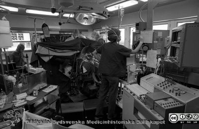 Operation med hjärt-lungmaskin
Sjukhusfotograferna i Lund. Pärm Negativ 1981:1. Operation på hjärtat med hjärt-lungmaskin och sedd från narkossidan. Foto 1981-12-03. Från negativ
Nyckelord: Lasarettet;Lund;Universitetssjukhuset;USiL;Thorax;Hjärtkirurgisk;Operation