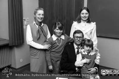 Gynekologen Göran Helm med hustru och barn vid sin disputation
Sjukhusfotograferna i Lund. Pärm Negativ 1981:1. 81, 89. Göran Helm med familj vid sin disputation på kvinnokliniken i Lund. Från negativ.
Nyckelord: Lasarettet;Lund;Universitetssjukhuset;USiL;Kvinnoklinik;Gynekologisk;Klinik;KK;BB