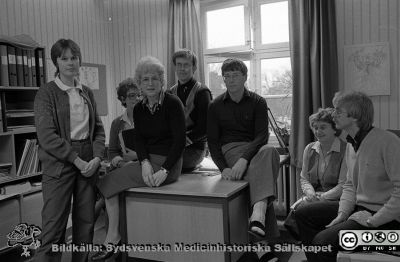 Systemavdelningen (IT) 1982
Pärm S/V neg. 82:1. Adm. Avd, 820128. 4.  Bl. a. Maria Dellmar och Per Thorlöf (sittande till höger). Från negativ
Nyckelord: Lasarett;Lund;Universitet;Universitetssjukhus;Administration;Personal