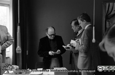 Almanackor konsulteras
Pärm S/V neg. 82:1. Direktionssekreteraren Per-Börje Jönsson, landstingspolitikern Torsten Engvall och Bertil Lindgren (landstingspolitiker, moderat, journalist, sjuhusdirektionens ordförande) tittar i sina almanackor vid ett sammanträde, rimligen i sjukhusdirektionen. Från negativ
Nyckelord: Lasarett;Lund;Universitet;Universitetssjukhus;USiL;Direktion