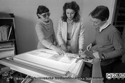 Informationsavdelningen i arbete 1982
Lasarettsfotograferna i Lund. Pärm S/V neg. 82:1. Från informationsavdelningen, vid ett ljusbord. Anita Adolfsson, Lena Åsberg och Christine Edenbrandt. 9. Från negativ
Nyckelord: Lasarett;Lund;Universitet;Universitetssjukhus;USiL;Informationstjänst