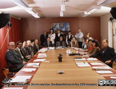 Direktionen 1982, Lasarettet i Lund
Lasarettsfotograferna i Lund. Pärm S/V neg. 82:1. 50. Direktionen. 82-12-16. Sittande, från vänster Bertil Hagström, Bengt Holgersson, Torsten Engvall, Nils Ekdahl, Ulla Fredriksson, Knut Wallin, Alex Margulies, Bertil Lindgren, Inger Ingvar Svensson, Rune Grubb, Erik Blom, NN, Gunvor Wachtmeister, Bodil Ryde, Ingvar Amilon. Stående, från vänster: Per Börje Jönsson, Lena Åsberg, NN, Inger-Lena Lamm, Jarl Hulthén.
Nyckelord: Lasarett;Lund;Universitet;Universitetssjukhus;USiL;Direktionen;Administration;Styrelse
