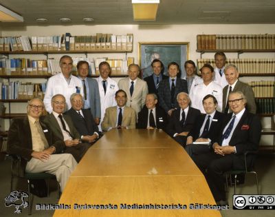 Läkare på ortopediska kliniken i Lund 1982
Läkermöte på ortopediska kliniken i Lund 1982 med en samling gästande engelska ortopeder, kanske Editorial Board i British Journal of Bone and Joint Surgery. Stående från vänster Håkan Brattström, Bo Nilsson, Björn M. Persson, engelsk ortoped 1, engelsk ortoped 2, engelsk ortoped 3, K. G. Thorngren, Lars Ingvar Hansson, Göran Sundén, engelsk ortoped 4. Göran Bauer sittande i ljusbrun kavaj vid bordets kortände. Övriga sittande är engelska ortopeder.
Nyckelord: Lasarettet;Lund;Universitetssjukhuset;USiL;Ortopedisk;Klinik;Kirurgi