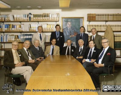 En skara ortopeder i Lund 1982
Prof. Göran Bauer i ljus kavaj sittande vid bordets kortända. Rimligen vid någon konferens, för många har namnskyltar på sig.
Nyckelord: Lund;Lasarett;Universitet;Universitetssjukhus;Ortopedi;Bibliotek