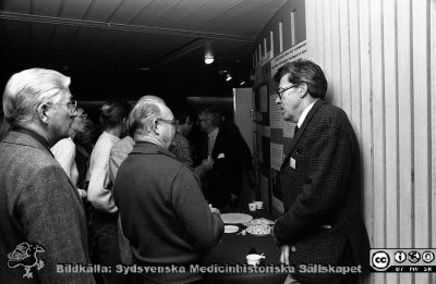Forskningens Dag 1982
Pärm S/V neg. 82:1. 84B. Forskningens dag, 82-11-10. Prof. Sven-Erik Bergentz vid posterutställningen (längst till höger i bilden). Från negativ
Nyckelord: Lund;Lasarett;Forskningens;Dag;Utställning